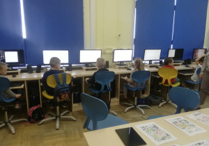 przedszkolaki podczas zajęć informatycznych